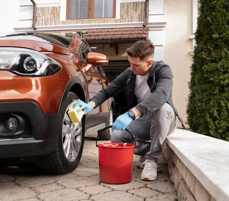 Lavage auto à domicile Montreuil-sur-Loir : professionnel intervenant sur un véhicule